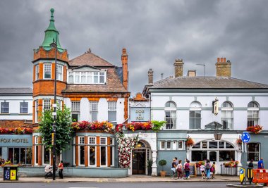 Londra, İngiltere, 16 Ağustos 2025, Bulutlu bir günde Dog and Fox manzarası, Wimbledon Village ana caddesinde bir bar ve otel