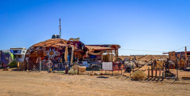 Kaliforniya, ABD, 30 Eylül 2024, Beal Yolu yakınlarındaki Salvation Dağı 'nın derme çatma bir konut manzarası