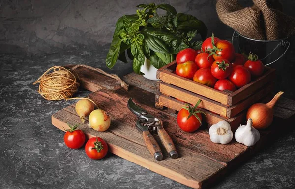 Colha Tomates Caixa Madeira Ervas Picantes Especiarias Velho Tabuleiro Estilo — Fotografia de Stock