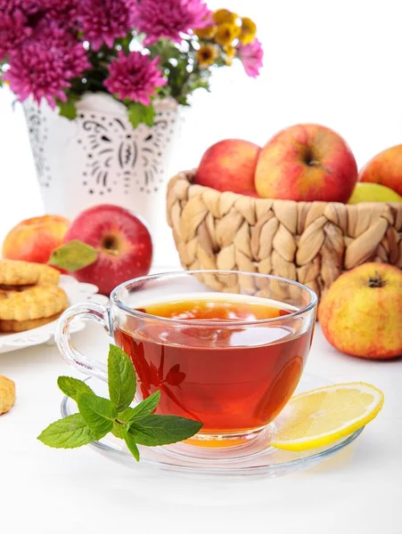 Tee Mit Kräuterfrüchten Und Keksen Stillleben Mit Heißgetränk Apfel Und — Stockfoto