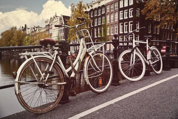 Bicicleta Sobre Canal Amsterdam Cidade Paisagem Pitoresca Cidade Holanda Com — Fotografia de Stock