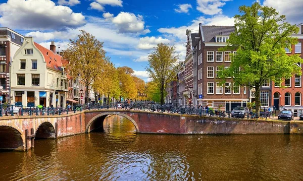 Nederland Amsterdam Uitzicht Amstel Met Traditionele Huizen Aan Oever Boten — Stockfoto