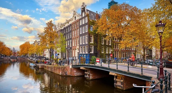 Нидерланды Амстердам Вид Реку Амур Традиционными Домами Берегу Лодками Водоканале — стоковое фото