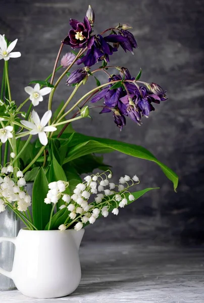 Wiosenny Bukiet Białej Lily Doliny Kwiat Martwa Natura Szary Drewniany — Zdjęcie stockowe