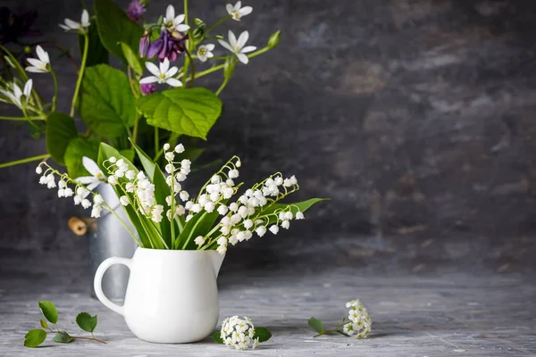 Kytice Jarní Bílá Lily Údolí Květinová Zátiší Šedém Dřevěném Stolku — Stock fotografie