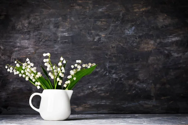 Kytice Jarní Bílá Lily Údolí Květinová Zátiší Šedém Dřevěném Stolku — Stock fotografie