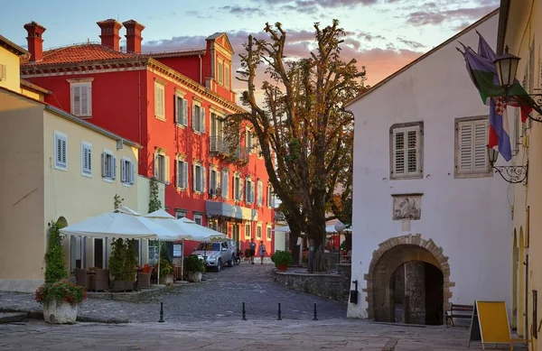 Motovun Stad Istrië Kroatië Comfortabele Straat Plein Met Pittoreske Architectuur — Stockfoto