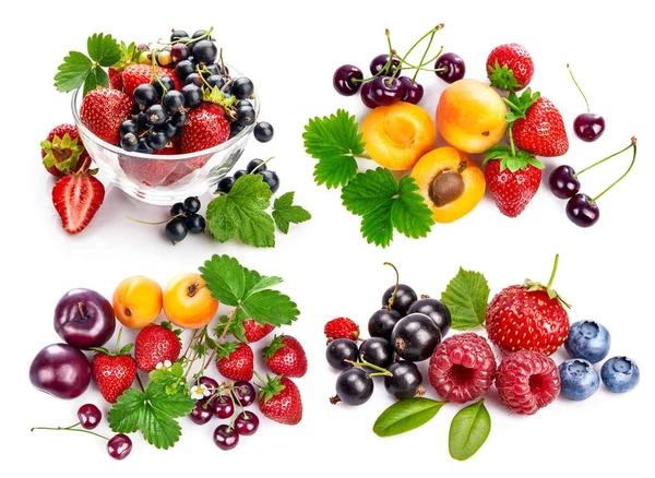 배경에 자두로 이루어진 도살아 상태의 딸기와 과일들의 — 스톡 사진