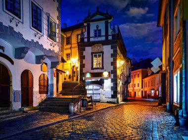 Cesky Krumlov. Çek Cumhuriyeti. Eski ortaçağ kasabasında antika bir gece şeridi. Avrupa 'nın resimli manzarası. Mavi saat.