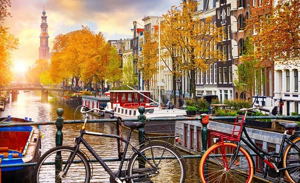 Bicicleta Sobre Canal Amsterdam Ciudad Otoño Amarillo Hoja Caída Pintoresco —  Fotos de Stock