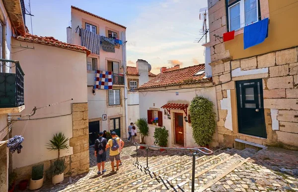 Lissabon Portugal Stenen Trap Met Leuningen Tussen Kleurrijke Oude Huizen — Stockfoto