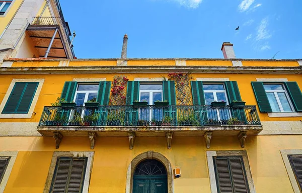Lissabon Portugal Straat Met Gebouwen Met Gele Muren Blauwe Lucht — Stockfoto