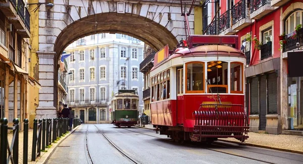 Lissabon Portugal Vintage Rode Retro Tram Smalle Bystreet Tramlijn Wijk — Stockfoto