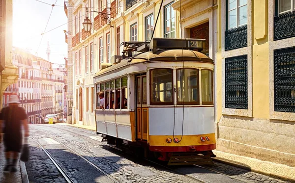 Lissabon Portugal Gele Vintage Tram Rijden Door Straat Van Straatstenen — Stockfoto