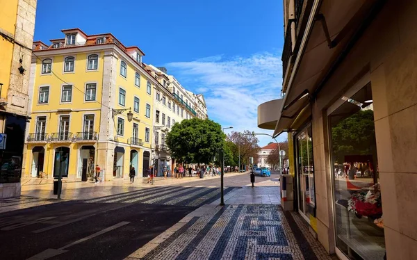 Lissabon Portugal Lege Brede Straat Met Winkelpand Geel Gebouw Scenic — Stockfoto