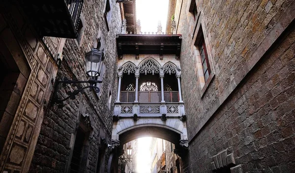 Barri Gotic Quarter Barcellona Spagna Antico Ponte Tra Mura Pietra — Foto Stock