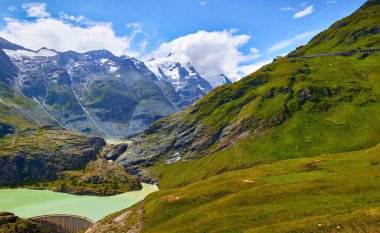 Pasterze Buzulu Grossglockner 'daki panoramik manzara Avustralya Alp Dağları arasında mavi gökyüzü bulutları tırmanır.