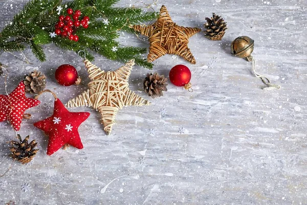 スタースノーフレークとボールと古い木の板でヴィンテージスタイルのクリスマスの装飾 — ストック写真