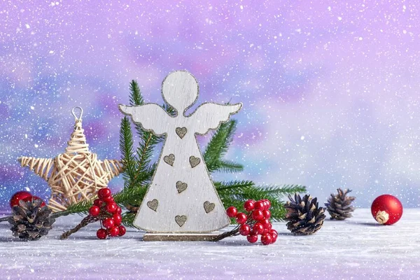 スター雪の結晶とボールと古い木製のボードでヴィンテージスタイルのクリスマスの装飾天使 — ストック写真
