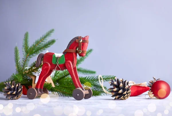 圣诞贺卡 老式木马装饰圣诞圣诞树和旧板上的花环 — 图库照片