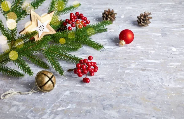 スタースノーフレークとボールと古い木の板でヴィンテージスタイルのクリスマスの装飾 — ストック写真