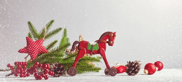 圣诞贺卡 老式木马装饰圣诞圣诞树和旧板上的花环 — 图库照片