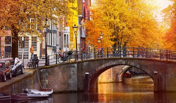 オランダ アムステルダムのチャネル家川アムステル ランドマーク古いヨーロッパ都市秋風景 — ストック写真