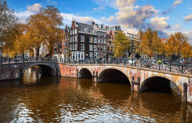 Hollanda 'nın Amsterdam kanalı üzerindeki köprü Amstel Nehri' ne ev sahipliği yapar. Eski Avrupa kenti bahar manzarası.