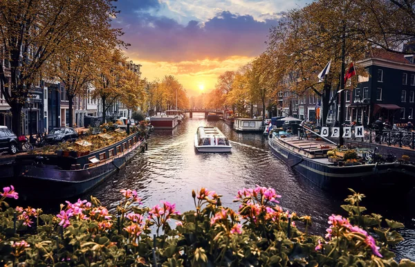 Kanał Amsterdamie Holandia Domy Holenderskie Nad Rzeką Amstel Łodzie Wycieczkowe — Zdjęcie stockowe