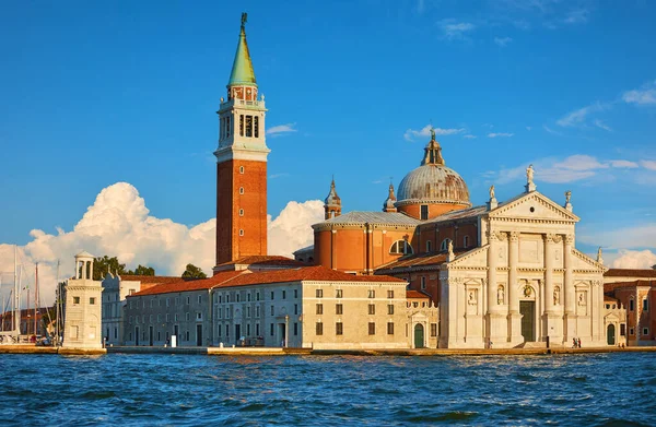 全景全景在岛上和圣乔治大教堂 威尼斯意大利 日落笼罩在亚得里亚海古城上空 从圣马可广场到威尼斯的著名地点 — 图库照片