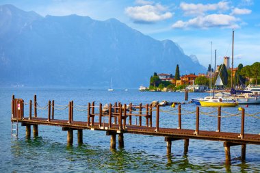 Garda gölündeki eski Malcesine kasabası. Venedik bölgesi. İtalya