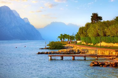 Garda gölündeki eski Malcesine kasabası. Venedik bölgesi. İtalya