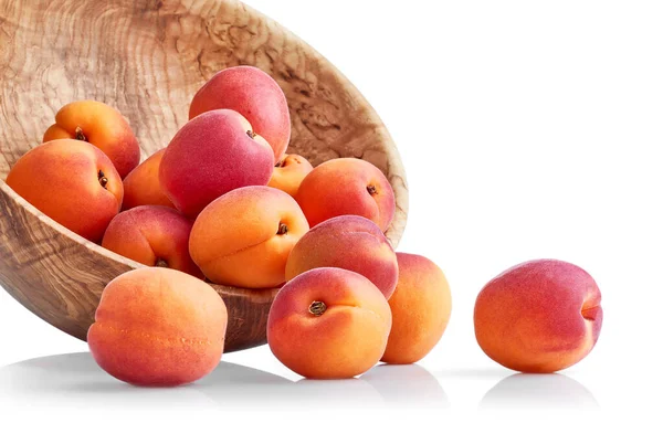 Tahta Kasede Taze Kayısılar Olgunlaşmış Meyvelerle Dolu — Stok fotoğraf