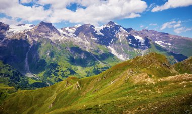 Grossglockner, Avusturya. Pasterze Buzulu 'ndaki Alp dağlarının karlı zirveleri. Bulutlu mavi gökyüzü. Grossglockner Panoramic Yolu 'ndan görüntü. Avrupa 'daki ünlü seyahat merkezi.