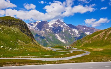 Grossglockner Pasterze Buzulu 'na giden Panoramik Yol, Avusturya. Avustralya Alp Dağları 'nın zirveleri ve mavi gökyüzü bulutlarıyla yol manzarası. Avrupa 'daki ünlü seyahat merkezi.