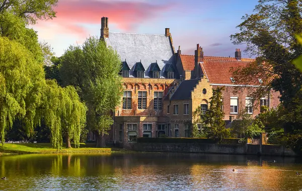 Edifício Vintage Sobre Lago Amor Parque Minnewater Bruges Bélgica Perto — Fotografia de Stock