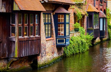 Bruges, Belçika 'daki ortaçağ evlerinin manzarası. 