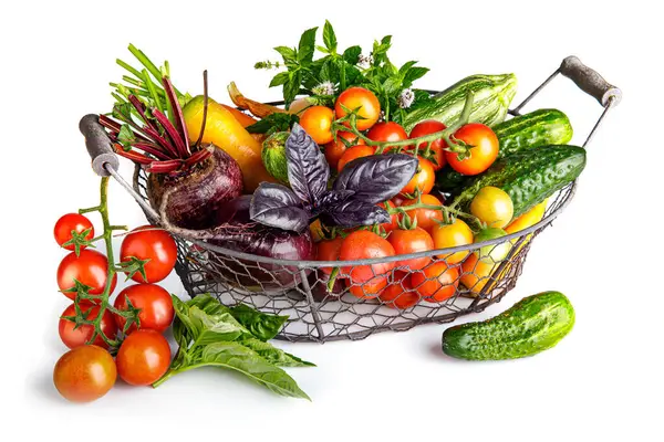 在篮子里的新鲜蔬菜 在白色背景上孤立 — 图库照片