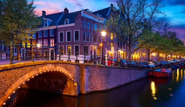 Ámsterdam Países Bajos Puentes Con Iluminación Nocturna Sobre Los Canales — Foto de Stock