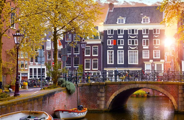 荷兰阿姆斯特丹 荷兰秋天城市的桥景 著名的安斯特尔河航道 夜市景观 五彩缤纷的落日景象是欧洲著名的旅游胜地 浪漫旅行的地方 — 图库照片