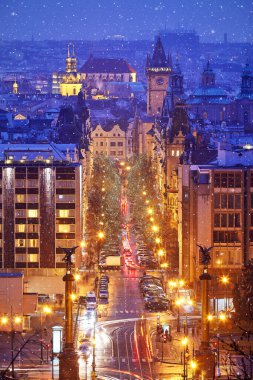 Prag Çek Cumhuriyeti. Gece vakti Fallin 'le kış kasabasını seyret.