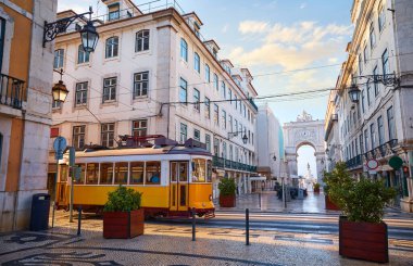 Lizbon, Portekiz. Sarı turistik tramvay. Zafer Kemeri