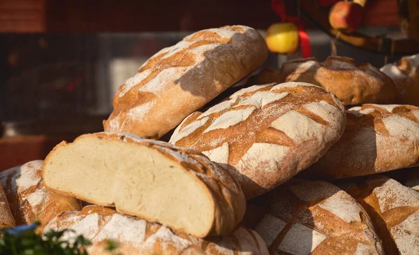 新鮮な鮮やかな手作り 新鮮な焼きパン バキン バキン ロイヤリティフリーのストック画像