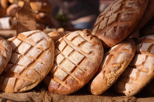 新鮮な鮮やかな手作り 新鮮な焼きパン バキン バキン ロイヤリティフリーのストック画像