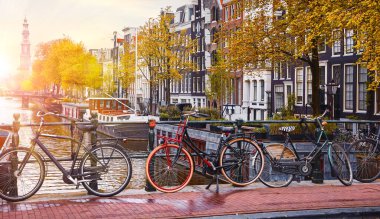 Amsterdam, Hollanda. Amsterdam Kanalları üzerinde bisikletler, aut