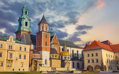 Polonya, Krakow 'daki Wawel Kalesi. Katolik tapınağının kuleleri. Pictu