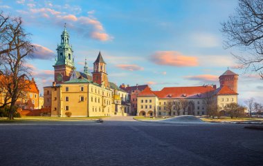 Polonya, Krakow 'daki Wawel Kalesi. Panoramik manzara. Cathol Kuleleri