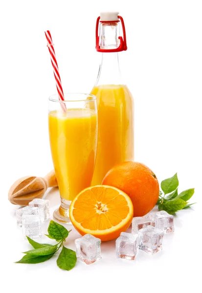 Zumo Naranja Vaso Botella Frutas Frescas Naranja Aisladas — Foto de Stock