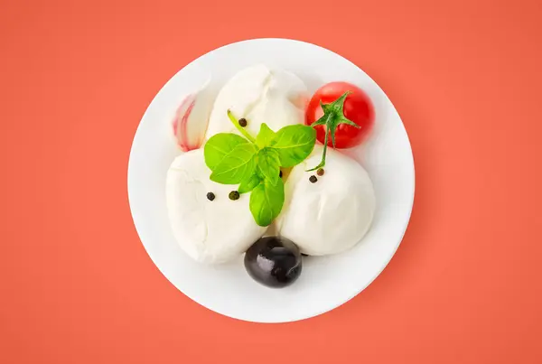 赤トマトとイタリアのモザレラチーズ 黒オリーブ ニンニク ロイヤリティフリーのストック画像