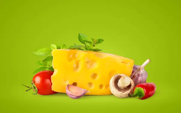 新鮮な野菜とハーブの黄色いチーズ レッド トマト ベジータ ロイヤリティフリーのストック写真